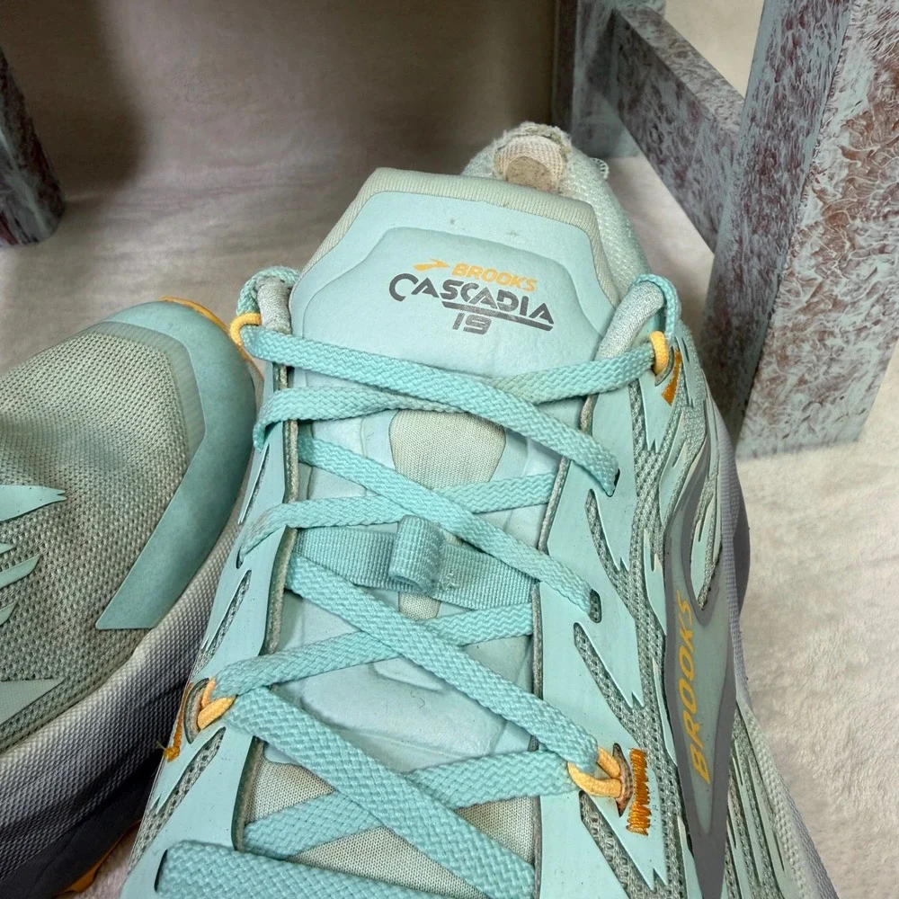 Brooks Cascadia 19 Trail Running Shoes Women 9 Clearwater/Primer Grey/Apricot‎